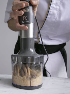 The Electrolux Masterpiece Blender grinding crackers for a biscuit base