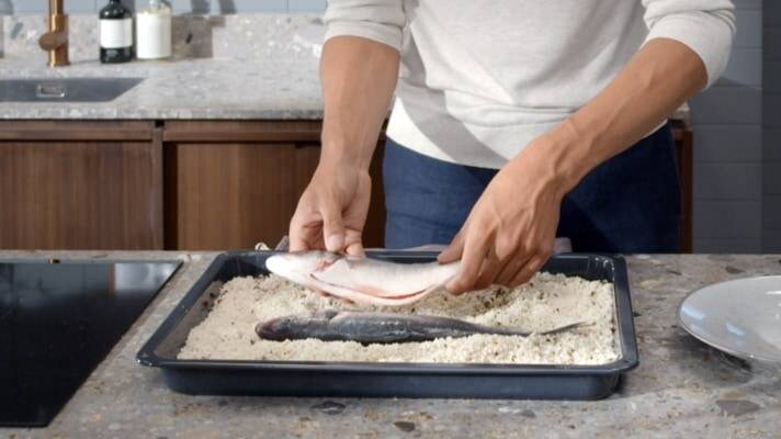 Puts two fishes on tray